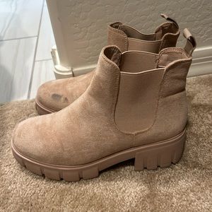 Cushionaire suede Chelsea boots!